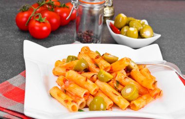 Tortellini ketçap ve yeşil zeytin ile