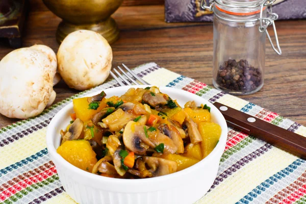 Fırında kabak mantar ve sebze. Vejetaryen yiyecekler