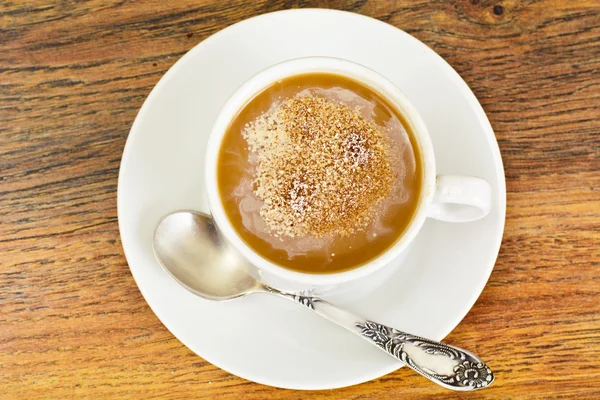 Чашка кофе с шоколадом на темном фоне в ретро винтаж — стоковое фото