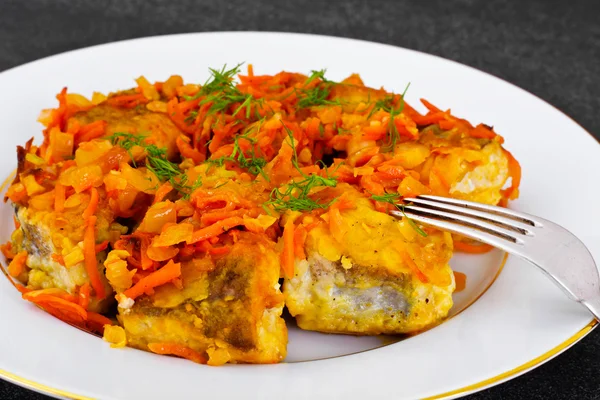 Pescado en griego con cebolla y zanahoria — Foto de Stock