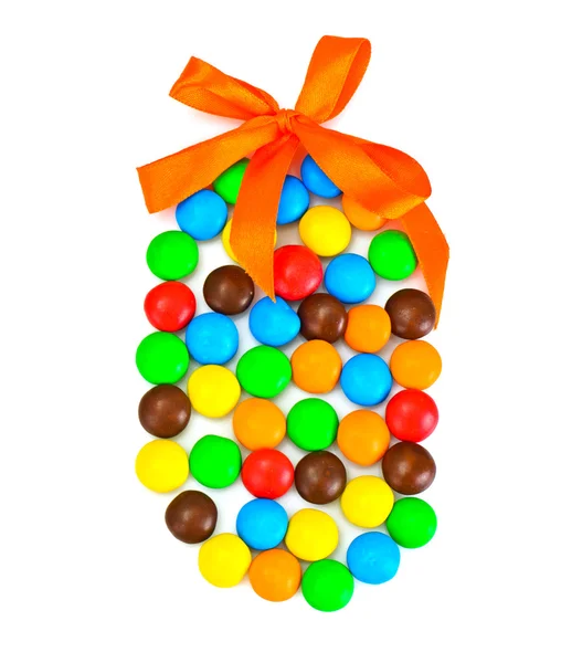 Dulces bombones caramelo en forma de huevo de Pascua sobre fondo blanco — Foto de Stock
