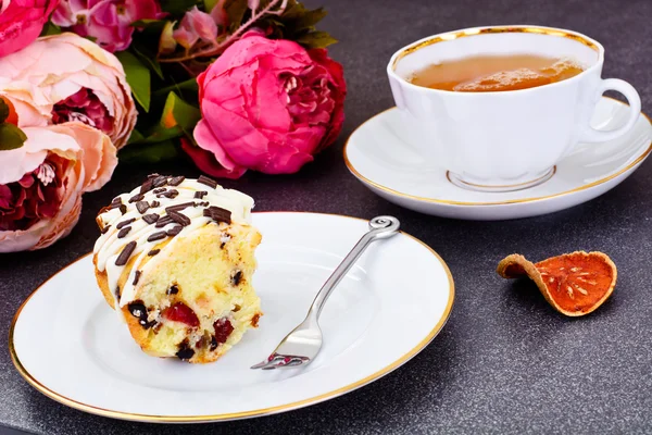 Lor pastası beyaz krema ve çikolata ile