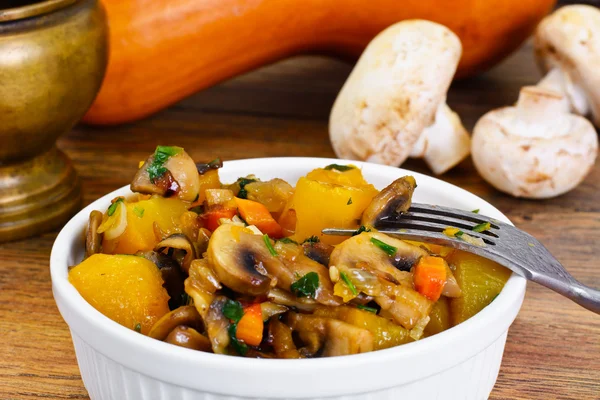 Fırında kabak mantar ve sebze. Vejetaryen yiyecekler