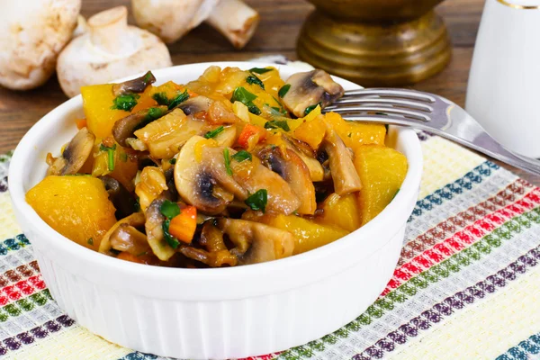 Fırında kabak mantar ve sebze. Vejetaryen yiyecekler