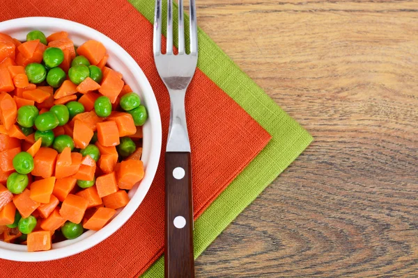 Estofado de verduras jugosas. Paprika, guisantes y zanahorias. Alimento dietético . — Foto de Stock