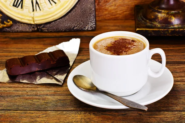 Tasse Kaffee mit Schokolade auf dunklem Hintergrund im Retro-Vintage — Stockfoto