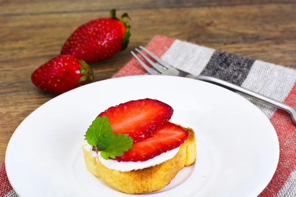 Bruschetta keçi peyniri ve çilek, nane ile