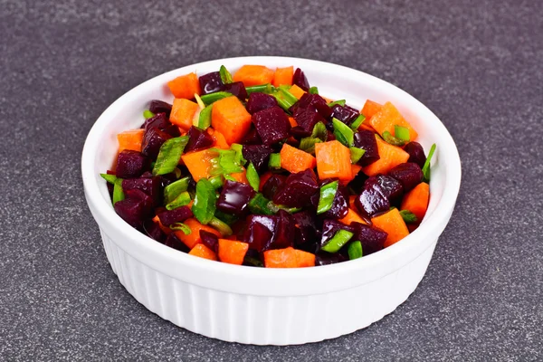 Салат из свеклы и моркови с зеленым луком — стоковое фото