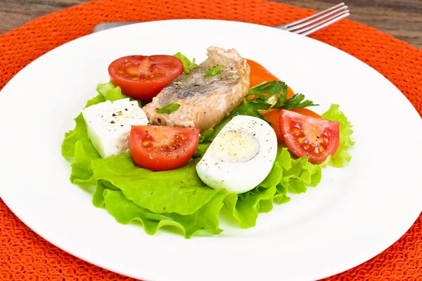 Salmão, alface, tomate e pimenta doce com ovo — Fotografia de Stock