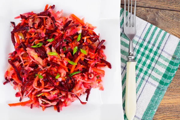 Здоровое питание: салат со свеклой, луком, морковью — стоковое фото