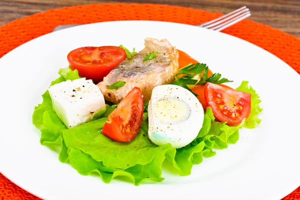 Lax, sallad, tomat och paprika med ägg — Stockfoto