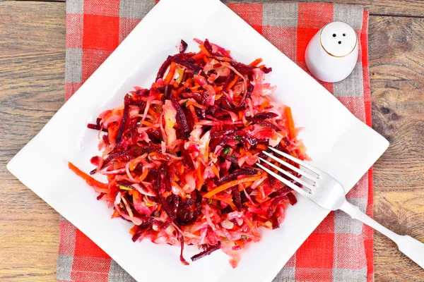 Здоровое питание: салат со свеклой, луком, морковью — стоковое фото