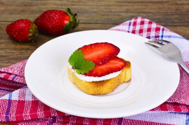 Bruschetta keçi peyniri ve çilek, nane ile