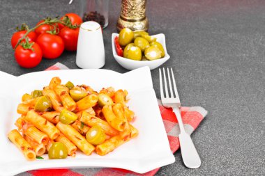 Tortellini ketçap ve yeşil zeytin ile