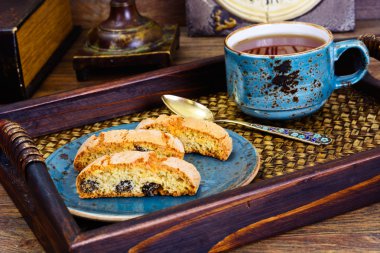 Kantuchchi badem ve kuru üzüm, bisküvi ile