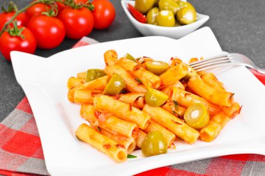 Tortellini ketçap ve yeşil zeytin ile