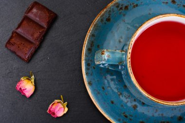 Koyu arka plan üzerinde çay