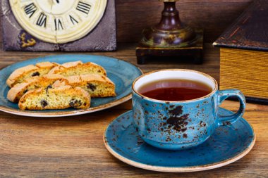 Kantuchchi badem ve kuru üzüm, bisküvi ile