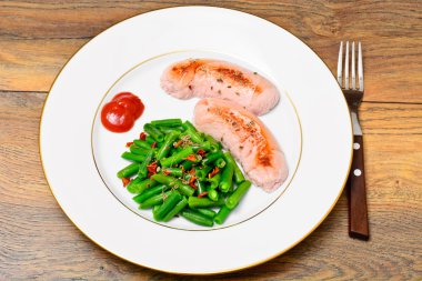 Sosis ızgara ile yeşil fasulye