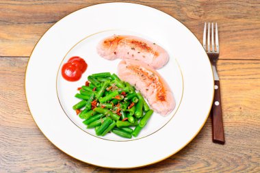 Sosis ızgara ile yeşil fasulye