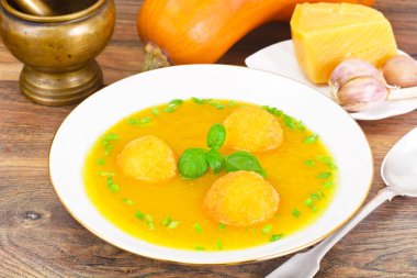 Fesleğen, yeşil soğan, peynir topları ile kabak çorbası