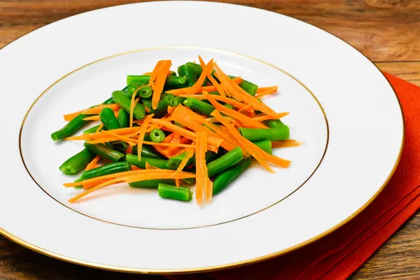 Feijões verdes com salada de cenoura — Fotografia de Stock