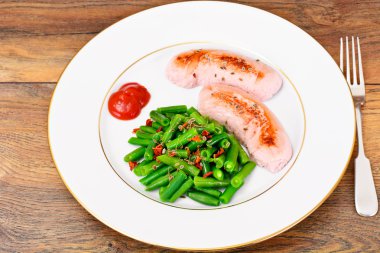 Sosis ızgara ile yeşil fasulye