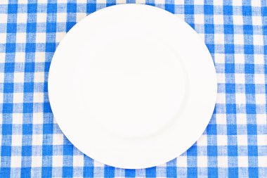 Beyaz plaka üzerinde metin için yer ile damalı bir masa örtüsü