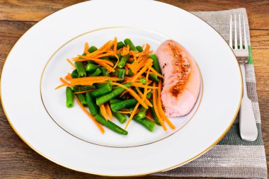 Sosis ızgara ile yeşil fasulye