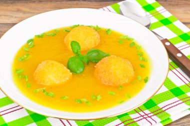 Fesleğen, yeşil soğan, peynir topları ile kabak çorbası
