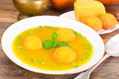 Fesleğen, yeşil soğan, peynir topları ile kabak çorbası