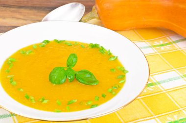 Fesleğen, yeşil soğan, peynir topları ile kabak çorbası