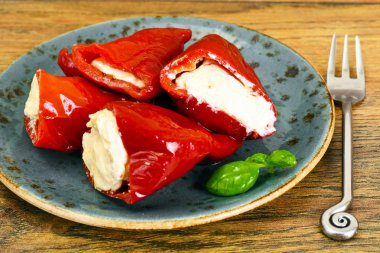 Keçi peyniri ile doldurulmuş biber