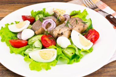 Marul, domates, salatalık ve konserve ton balığı salatası