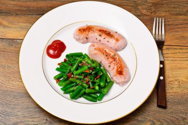 Sosis ızgara ile yeşil fasulye