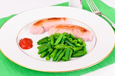 Sosis ızgara ile yeşil fasulye