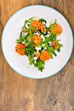 Roka Salatası, havuç ve Mozzarella