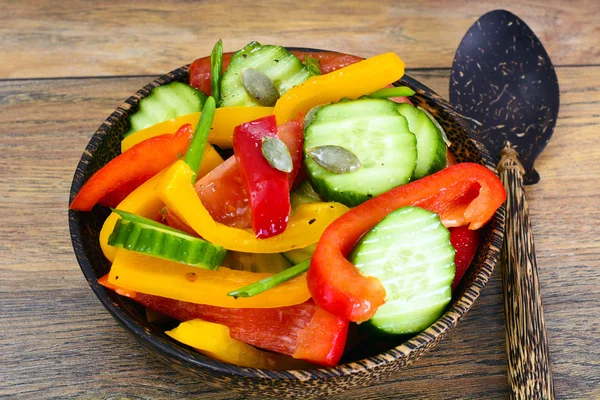 Gesundes und diätetisches Essen: Salat, Tomaten, Pfeffer, Samen, Öl, Salz — Stockfoto