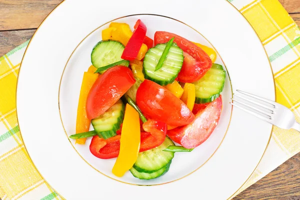 Alimento saludable y dietético: Lechuga, tomate, pimienta, semillas, aceite, sal —  Fotos de Stock