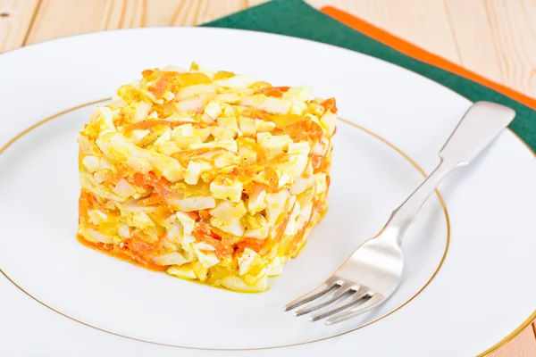 Salada com lulas, cenouras, cebolas — Fotografia de Stock