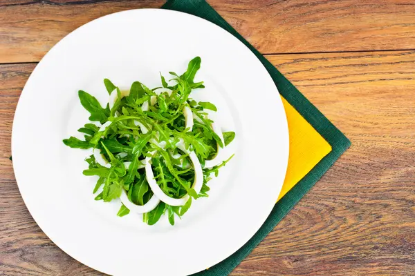 Rucola salade met inktvis, lijnzaad, olijven en kerstomaatjes — Stockfoto