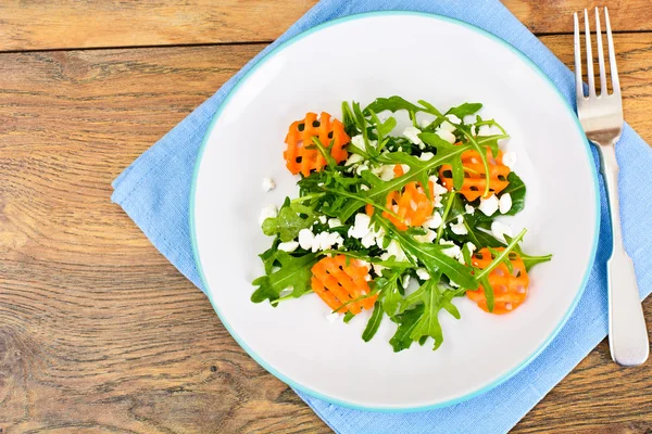Rucola salade, wortel en Mozzarella — Stockfoto