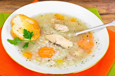 Tavuk ile pirinç çorbası