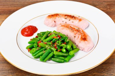 Sosis ızgara ile yeşil fasulye