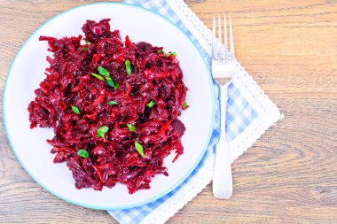 Sarımsak ve pancar salatası