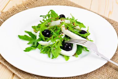 Roka kalamar, keten tohumu, zeytin ve domates salatası