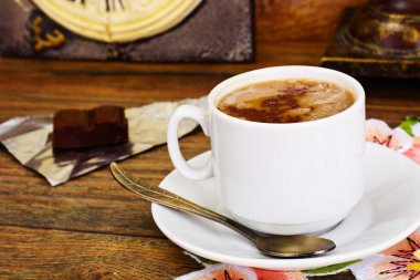 Kahve çikolata koyu arka planda Retro Vintage ile