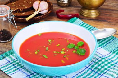 Plaka havuç domates çorbası. Ulusal İtalyan mutfağı