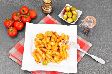 Tortellini ketçap ve yeşil zeytin ile