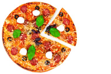 Biberli Pizza sosis, peynir, Mozzarella, zeytin ve Bas